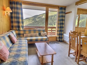 Living area - 2-Room Apartment with Mountain Area, Ideal for Families, Pets Allowed (Méribel)