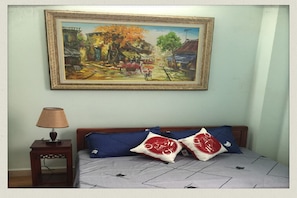 1 habitación y tabla de planchar con plancha