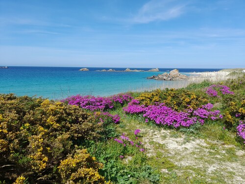 VILLA 4* PRIVATE SWIMMING POOL-100m SEA-Enclosed GARDEN-BIKES-TRAMPOLINE- KAYAKS