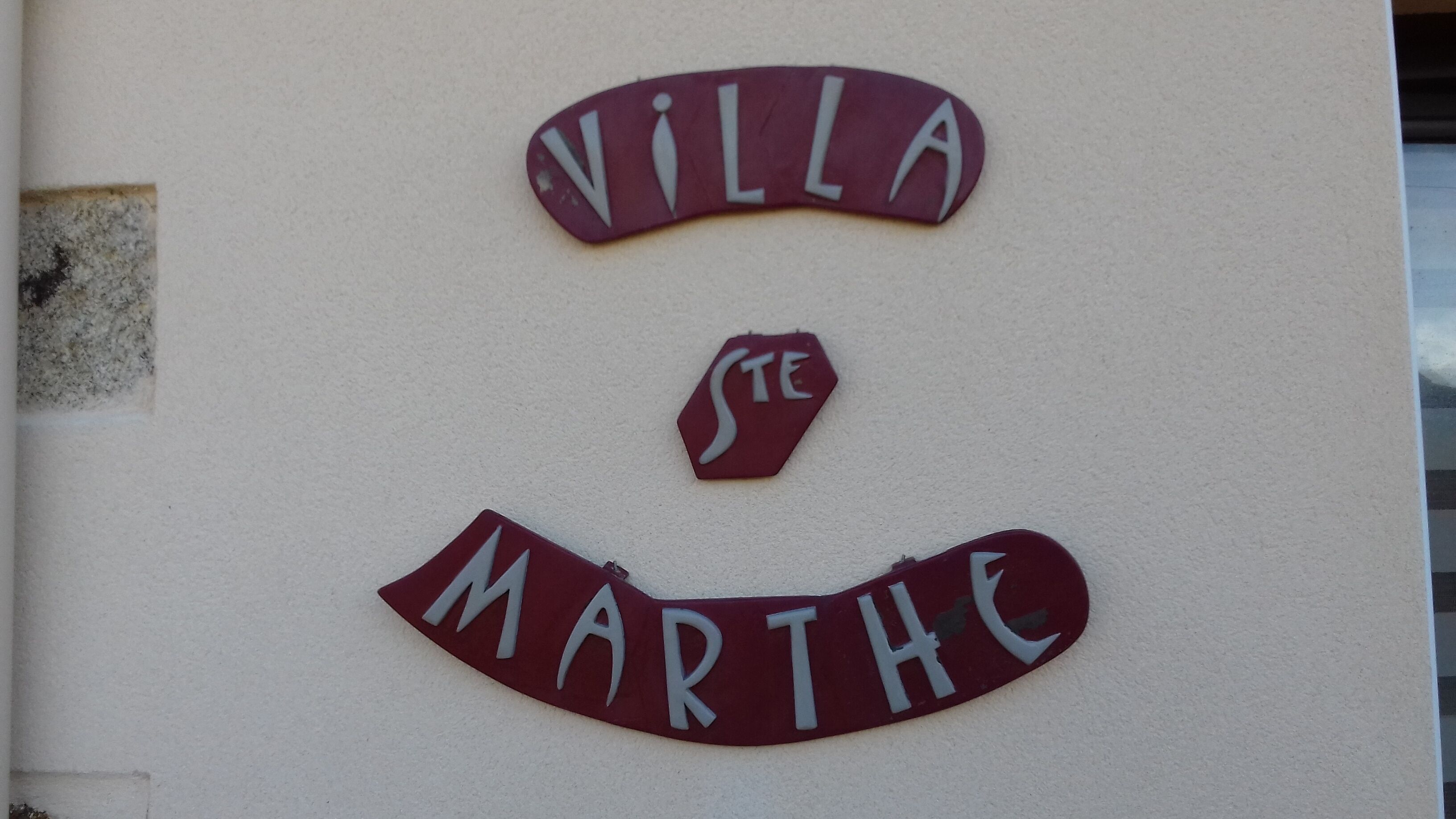 Een bord met de tekst 'VILLA MARTHE' op een gevel.