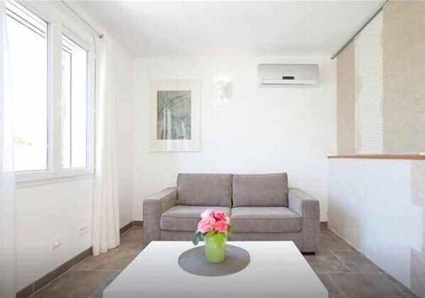 TV - Charming studio, quiet, patio, 2-4p (Fontvieille)