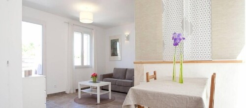 Charming studio, quiet, patio, 2-4p