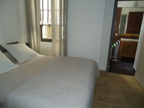 2 Schlafzimmer, BĂŒgeleisen/BĂŒgelbrett, WLAN, BettwĂ€sche
