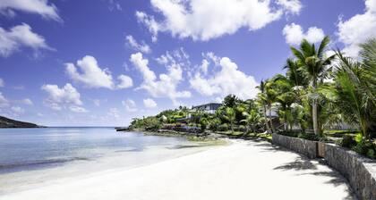 BOUGAINVILLIERS Very Private and Charming Villa With Sea View Close to the Beach