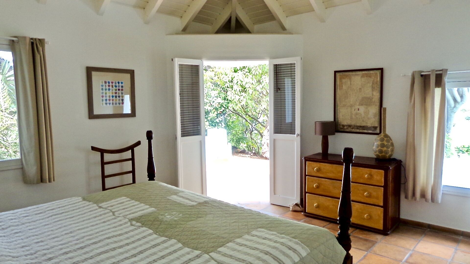 2 quartos, cofres nos quartos, ferros/tábuas de passar roupa