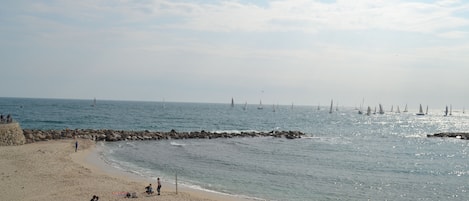 Una spiaggia nelle vicinanze