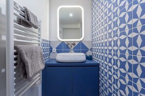 Shower, free toiletries, hair dryer, towels