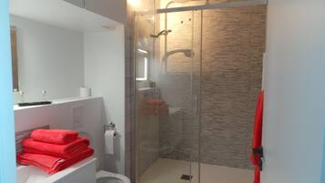 Dusch, gratis toalettartiklar, hårtork och handdukar