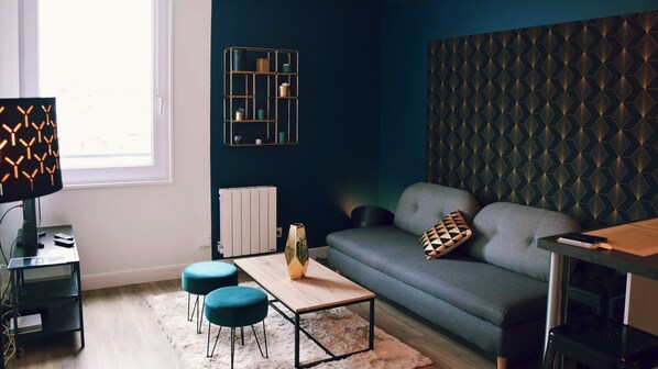 TV - 2 rooms, chic and modern, 400 m from the station and 5 min from the city center, internet (Rennes)