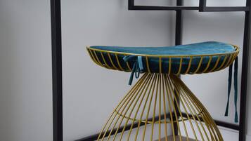 Une table moderne au design épuré, de couleur jaune, avec un coussin turquoise.