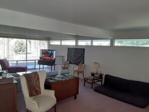 Smart TV, books, printers - Peaceful Spot Open for You! 15-Mins to RDU & everything Raleigh! Book Instantly! (Raleigh)