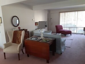 Smart TV, books, printers - Peaceful Spot Open for You! 15-Mins to RDU & everything Raleigh! Book Instantly! (Raleigh)