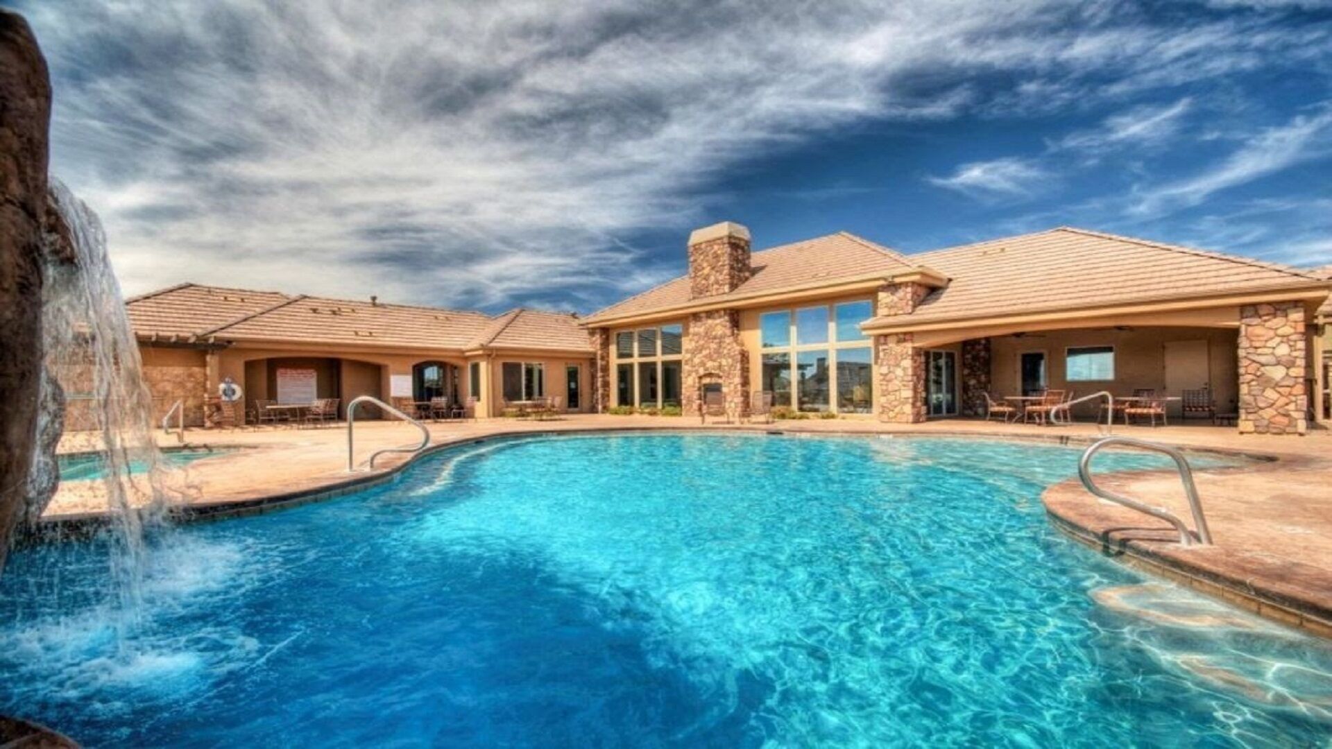 Una piscina al aire libre, una piscina climatizada