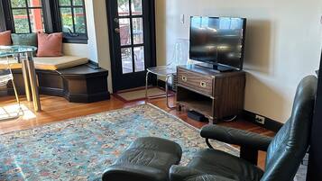 Téléviseur, foyer, livres