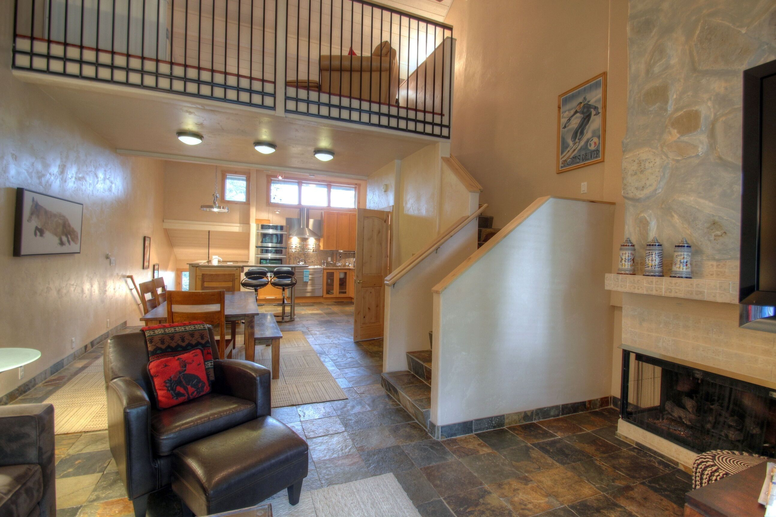 Gorgeous Renovated, Steps to Ski In/Out Access, Hot Tub ,Summer Pool