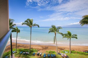 Na praia, espreguiçadeiras, toalhas de praia 