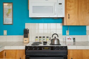 ثلاجة، ميكروويف، فرن، موقد طهي مسطح