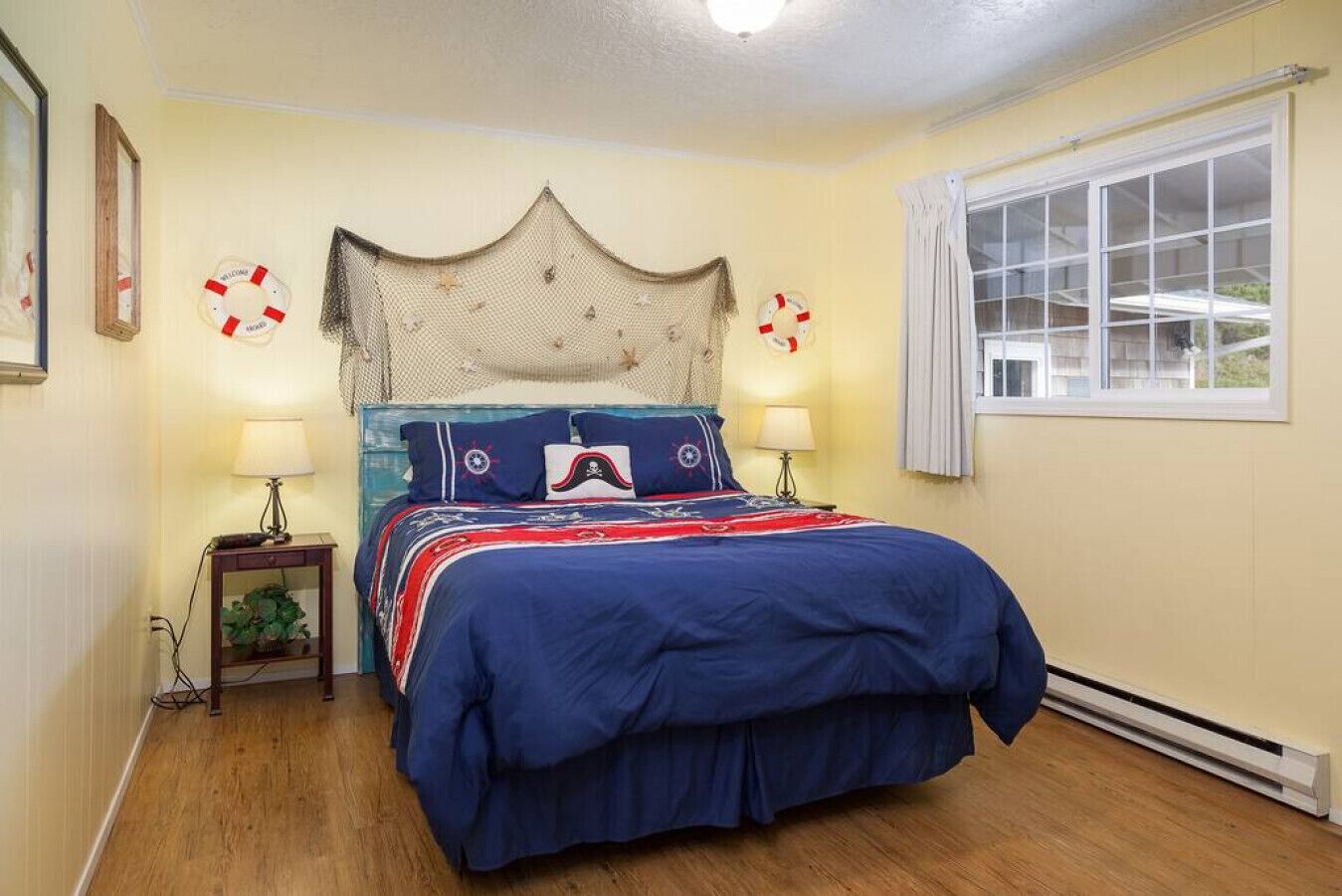 1 quarto, escrivaninha, ferros/tábuas de passar roupa, berço de viagem