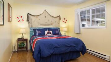 1 quarto, escrivaninha, ferros/tábuas de passar roupa, berço de viagem