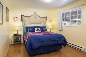 1 makuuhuone, työpöytä, silitysrauta/-lauta, vauvan matkasänky