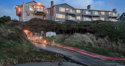 Weatherly -Oceanfront, balcony, kitchen, fireplace