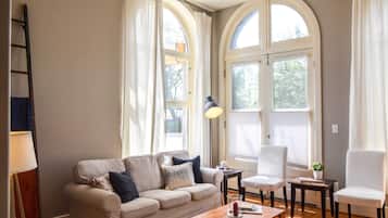 TV, fireplace, DVD player, books