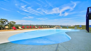 Una piscina techada, una piscina al aire libre
