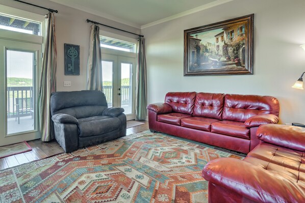 Living area - LARGE OR MULTI FAMILY ALERT- lakeviews-sleeps 9-next to pools- SDC (Branson)