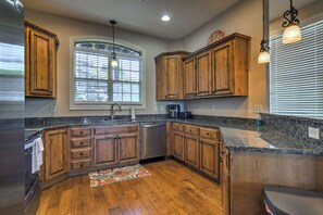 Fridge, microwave, oven, stovetop - At the Cliffs Edge:Family Friendly, Sleeps 9, next to Silver Dollar City, Pools (Branson)