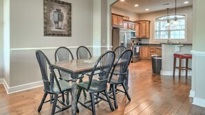 Dining - LARGE OR MULTI FAMILY ALERT- lakeviews-sleeps 9-next to pools- SDC (Branson)