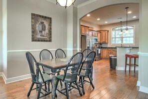 Dining - At the Cliffs Edge:Family Friendly, Sleeps 9, next to Silver Dollar City, Pools (Branson)