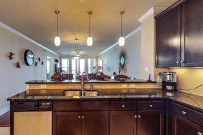 Kylskåp, mikrovågsugn, ugn och spishäll