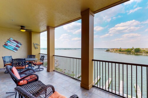 Spacious resort condo with gorgeous views of Lake LBJ & central AC