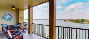 Spacious resort condo with gorgeous views of Lake LBJ & central AC