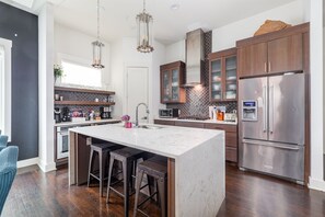 Microondas, horno, parrilla de estufa y lavavajillas