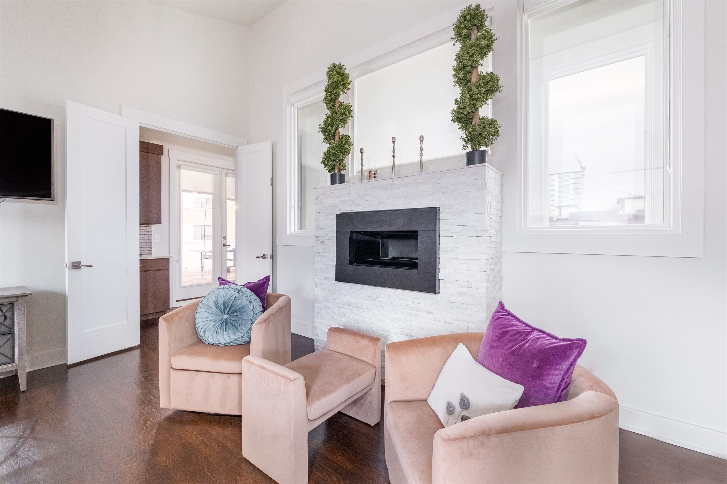 スマートテレビ、暖炉、ステレオ