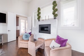 Smart TV, chimenea y estéreo