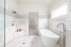 Badewanne, Haartrockner, Handtücher