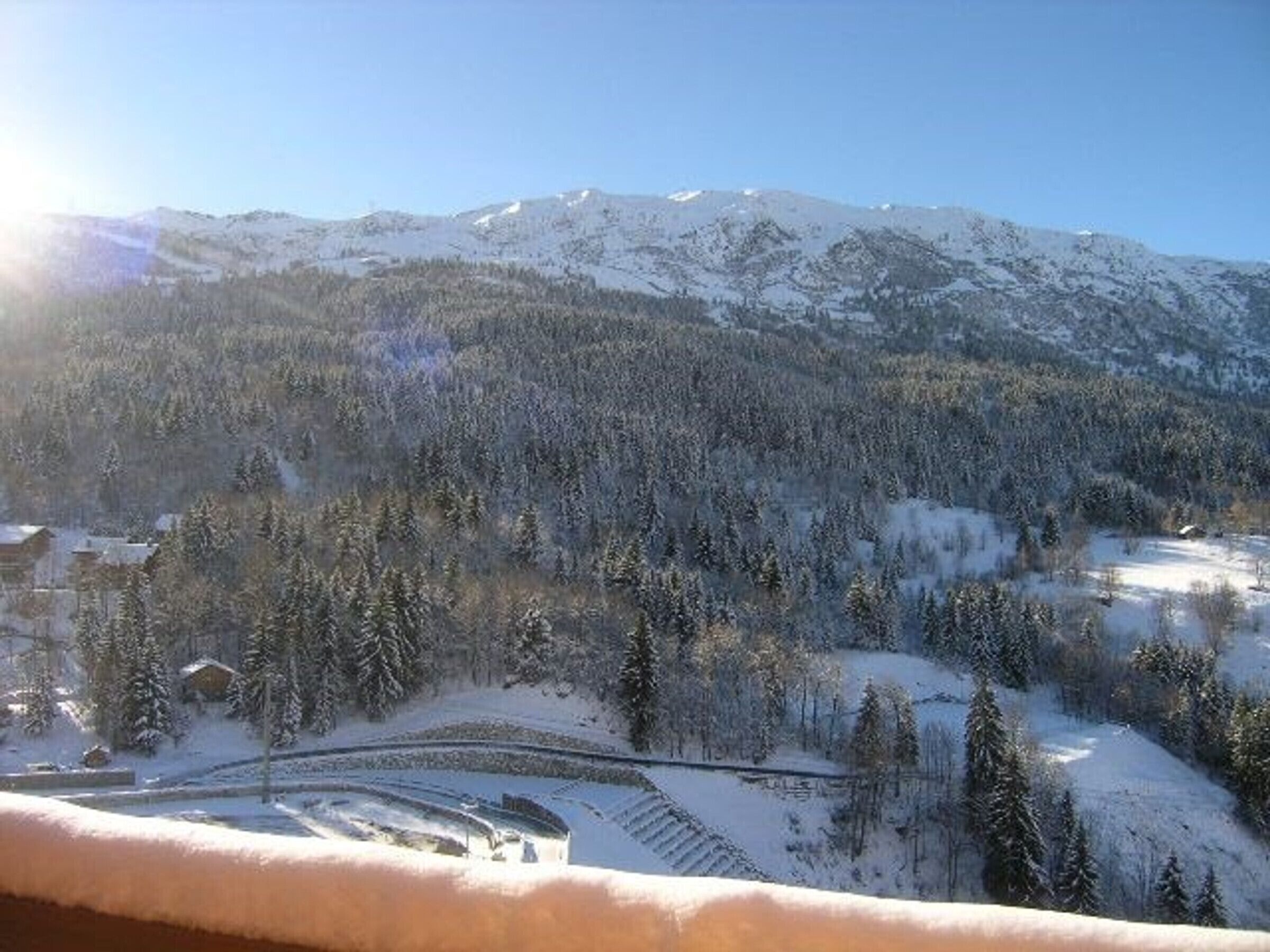 Eine verschneite Berglandschaft mit blauem Himmel.