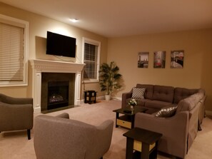 Smart TV, fireplace, stereo - Beautiful and Spacious!Your Home Away from Home. With AC (Renton)