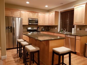 Fridge, microwave, oven, stovetop - Beautiful and Spacious!Your Home Away from Home. With AC (Renton)