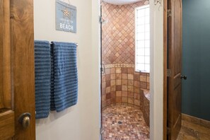 Bathtub, hair dryer, towels - 3BR Villa w/ Rooftop Sea Views Steps to Beach (Puerto Peñasco)
