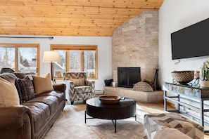 Smart TV, fireplace
