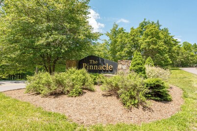Happy Ours: Lake Access, Dock Slip, Hot Tub, Fire Pit, Pool Table!