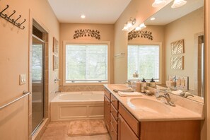 Combined shower/tub, hair dryer, towels, toilet paper - Walk to ski slopes! INCREDIBLE MTN VIEWS,SUNSETS, HOTTUB, FIREPLACE (Sugar Mountain)
