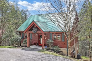 Exterior - Don't Stop Bearlivin'!  A Private Cabin with a View, Great Location and Amenities! (Sevierville)