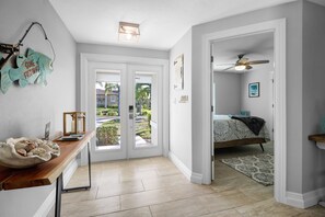 4 عدّة غرف نوم وخزنة داخل الغرفة ومكواة/لوح كي وسرير سفر