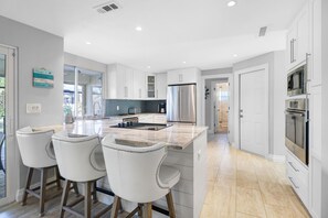 ثلاجة، ميكروويف، فرن، موقد طهي مسطح