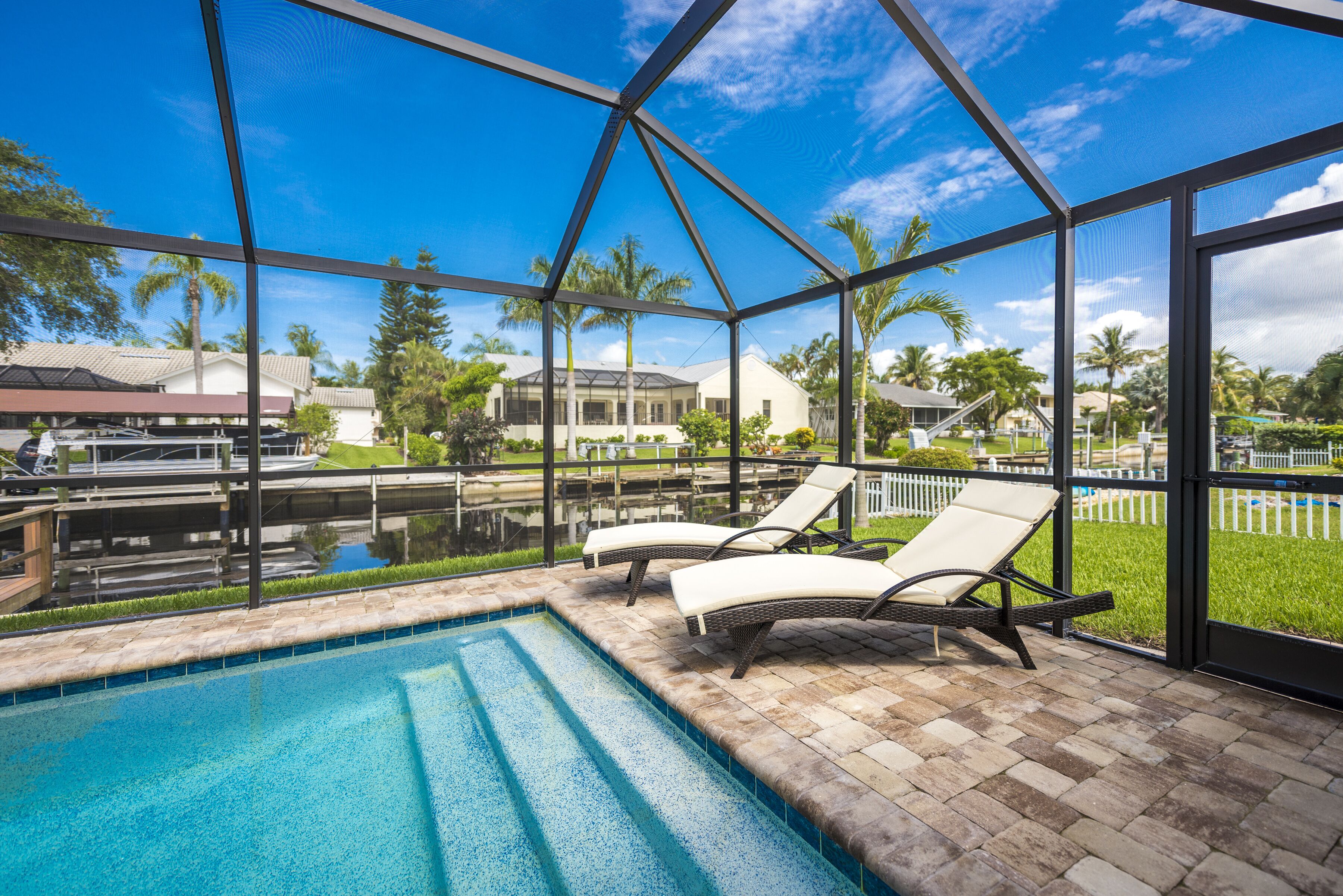 Una piscina al aire libre, una piscina climatizada
