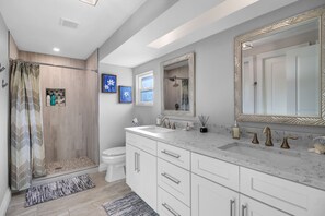 Combined shower/bathtub, hair dryer, towels, soap - Beautiful Waterfront Pool Home, 4BR, 3BA, Heated Salt Water Pool (Bonita Springs)